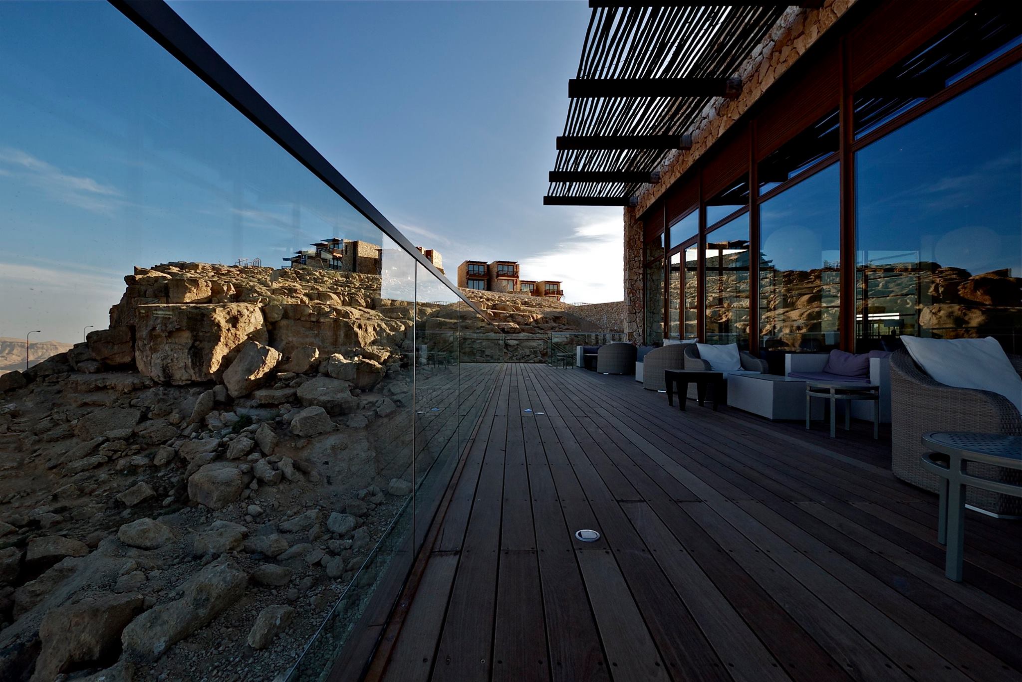 מלון בראשית - חלונות עץ יוקרתיים